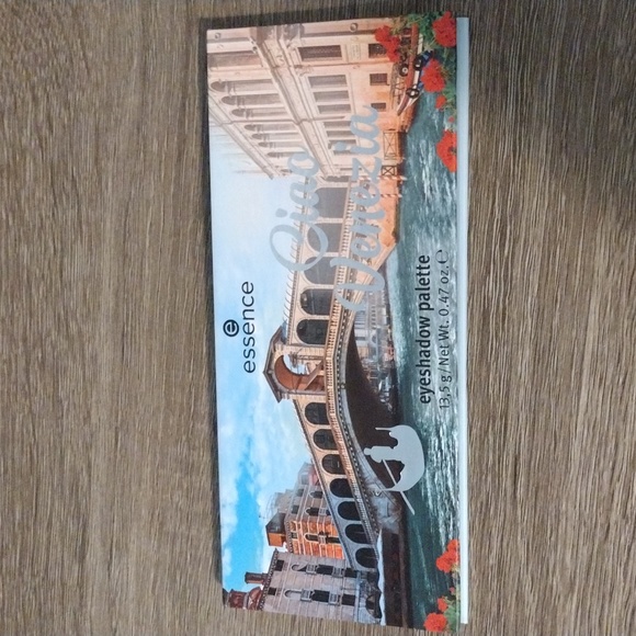 Essence eyeshadow palette - Picture 1 of 2